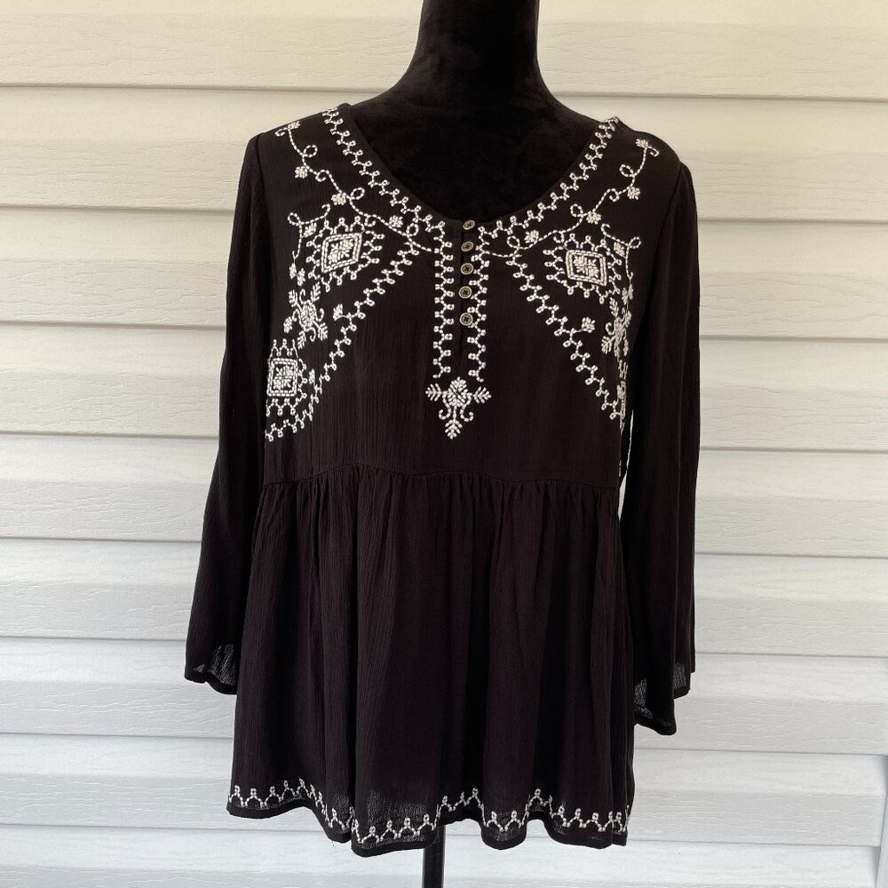 NWT MAURICES Black Babydoll Peasant Top with embroidery MEDIUM